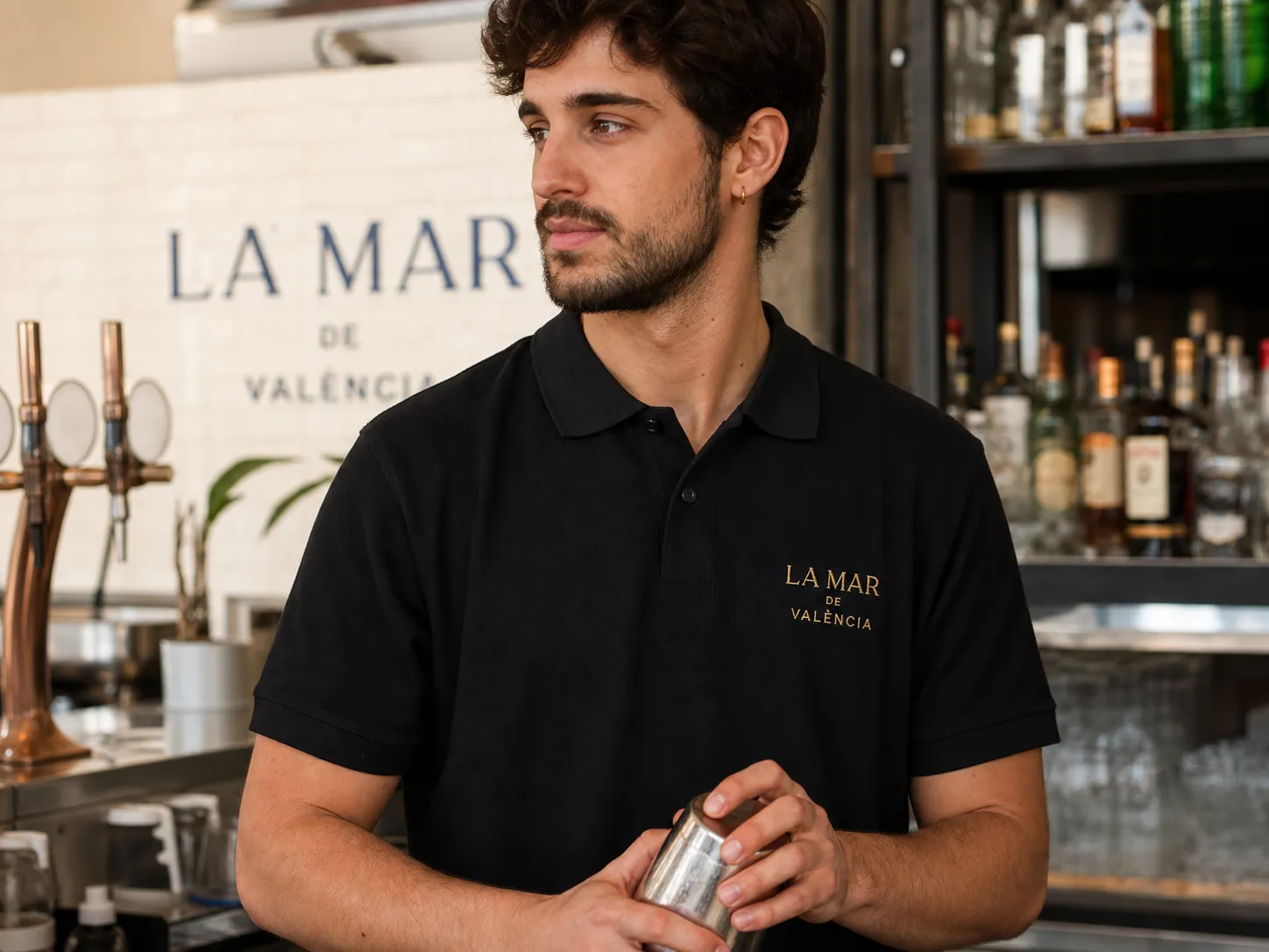 Camarero con polo negro bordado - ropa laboral hostelería Valencia